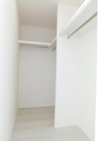 西春日井郡豊山町大字豊場字新田町の新築一戸建の収納|◇大型ウォークインクローゼット◇　　家族の洋服や季節の荷物など大容量収納できます♪