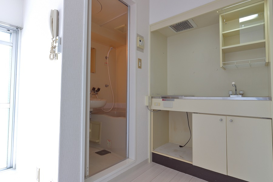 ドムール新北野の内装|キッチンの隣は３点ユニットバスです。