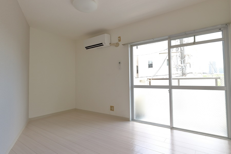 ドムール新北野の居間・リビング|エアコン付き　日当たり良し。