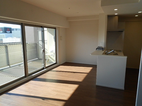 ブランズ三国ステーションレジデンスの居間・リビング|ＬＤＫ約１８．３畳　※工事完了時／２０２５年１２月の写真