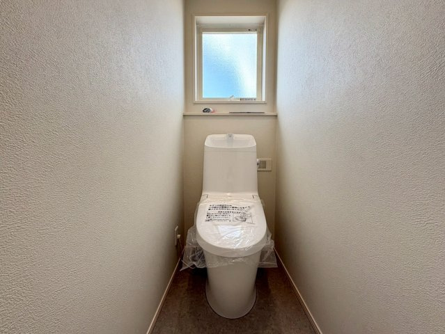 「耐震等級３のオール電化住宅」香美市土佐山田町東本町1号地　新築一戸建てのトイレ|2階にもトイレを設置。朝の忙しい時間帯も階下まで降りる必要がなく、家族みんなが快適に過ごせます。