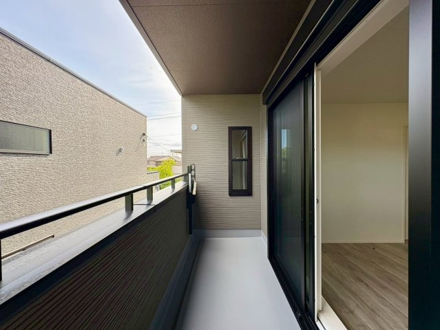 「耐震等級３のオール電化住宅」香美市土佐山田町東本町1号地　新築一戸建てのバルコニー|光が心地よく差し込む、広々としたバルコニー。奥行きがあるため、たくさんの洗濯物を干す際もスムーズです