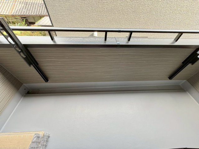 「耐震等級３のオール電化住宅」香美市土佐山田町東本町1号地　新築一戸建てのバルコニー|ワイドな横幅を確保したバルコニー。物干金物が備わっており洗濯物や布団を一気に干せるゆとりの広さが魅力