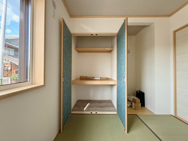 「耐震等級３のオール電化住宅」香美市土佐山田町東本町1号地　新築一戸建ての収納|布団の出し入れがしやすい中段と、小物の整理に便利な枕棚を備えた和室の押入。
