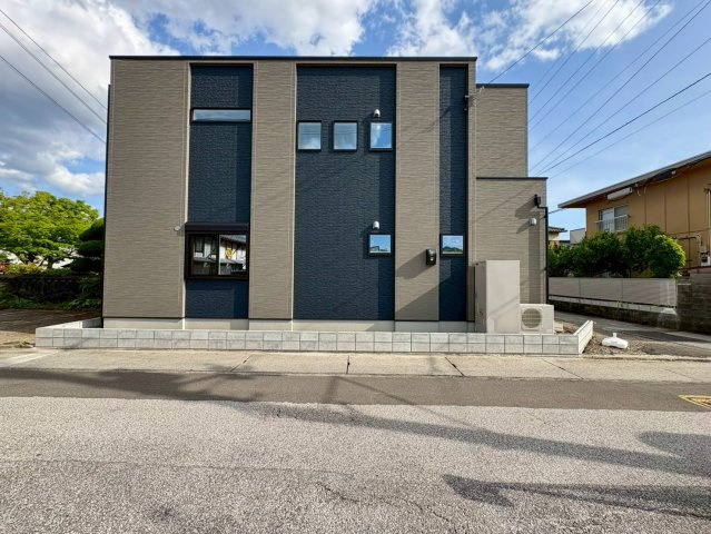 「耐震等級３のオール電化住宅」香美市土佐山田町東本町1号地　新築一戸建ての外観|グレーベージュとネイビーを組み合わせた、モダンな配色の外観。