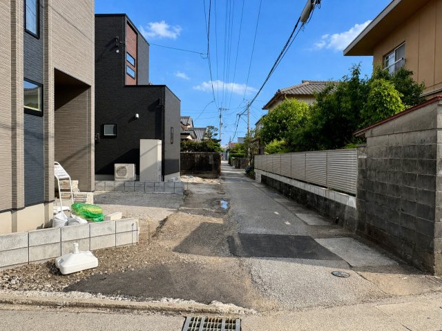 「耐震等級３のオール電化住宅」香美市土佐山田町東本町1号地　新築一戸建ての前面道路含む現地写真