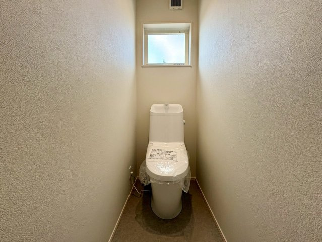 「耐震等級３のオール電化住宅」香美市土佐山田町東本町1号地　新築一戸建てのトイレ|白を基調としたシンプルで清潔感のあるトイレ。