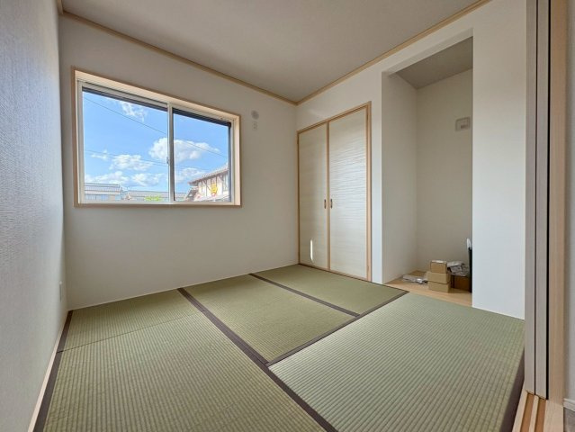「耐震等級３のオール電化住宅」香美市土佐山田町東本町1号地　新築一戸建ての和室|大きな窓からたっぷりと日差しが入り込む、明るく心地よい和室。