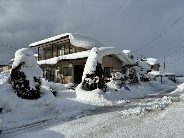 米沢市徳町　二階建て中古住宅の外観|積雪時
