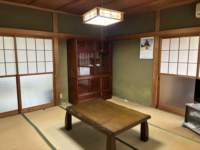 米沢市徳町　二階建て中古住宅の居間・リビング