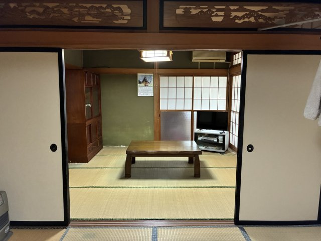 米沢市徳町　二階建て中古住宅の居間・リビング|８帖間と続き和室になっています。