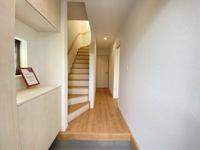 【玄関】 | うるま市栄野比（全4棟）A・B・D号棟 | ※同仕様写真です