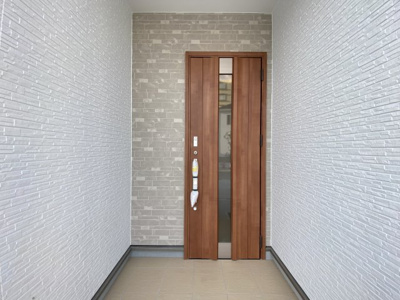 【玄関】 | うるま市栄野比（全4棟）A・B・D号棟 | ※同仕様写真です