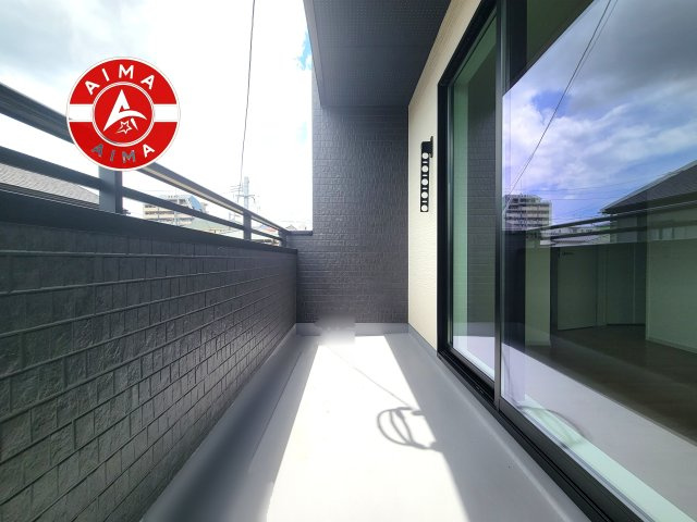 福岡市南区鶴田4丁目第5-3棟（2号棟）のバルコニー|風をしっかりと感じられるバルコニーでは、毎日が洗濯日和です。広々としているので洗濯も楽しくなるでしょうし、気分転換にバルコニーからの眺めを楽しむのもいいでしょう。