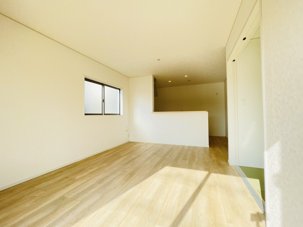 豊田市千足町第6　新築分譲住宅　全4棟　1号棟の居間・リビング|どこにいても家族の顔が見える、明るく開放的なLDK。