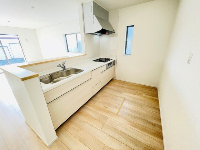 豊田市千足町第6　新築分譲住宅　全4棟　1号棟のキッチン|広いシステムキッチンでお子様と一緒にお料理もできます。