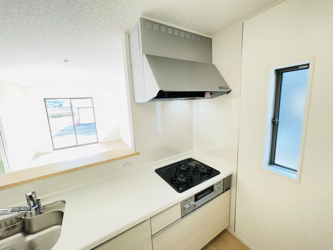 豊田市千足町第6　新築分譲住宅　全4棟　1号棟のキッチン|便利な3口コンロ。