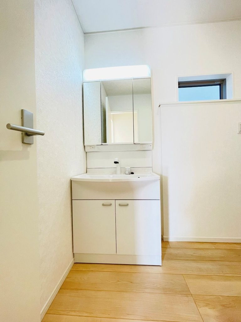 豊田市千足町第6　新築分譲住宅　全4棟　1号棟の独立洗面台|三面鏡仕様の洗面台！鏡の裏は収納になっています♪