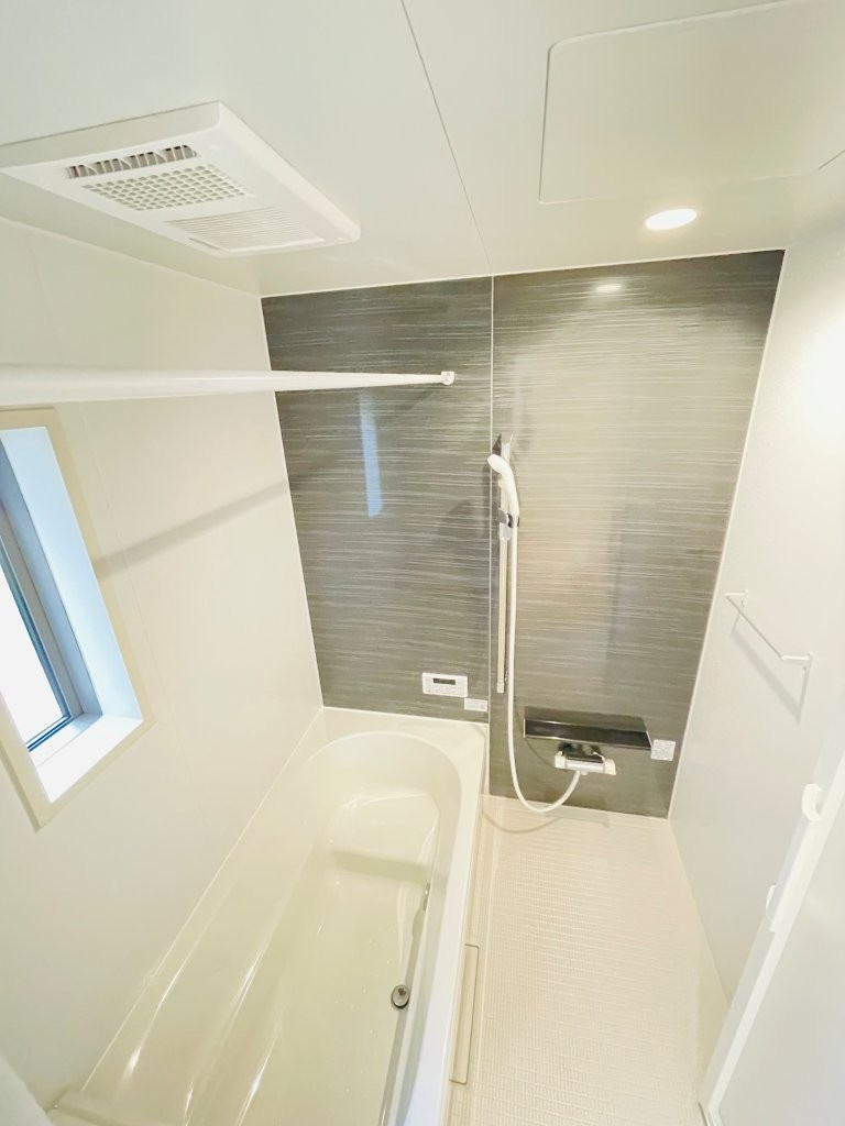 豊田市千足町第6　新築分譲住宅　全4棟　1号棟の浴室|１坪タイプのユニットバス！浴槽は断熱材入りでお湯が冷めにくいです♪浴室乾燥機で梅雨の時期は洗濯物を乾かせます！