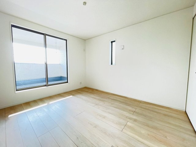 豊田市千足町第6　新築分譲住宅　全4棟　1号棟の洋室|大きな窓からたっぷりと陽光が注がれる明るい空間です。