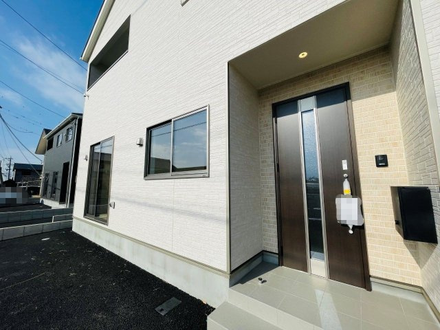 豊田市千足町第6　新築分譲住宅　全4棟　1号棟の玄関|玄関ポーチがあるので、雨の日でも濡れることがなくドアの開け閉めができます。