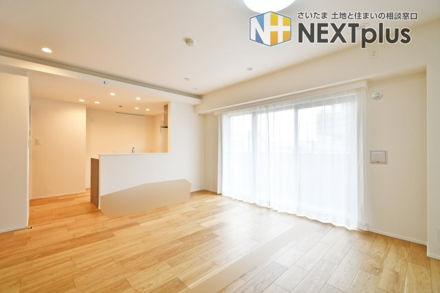 ミオカステーロ大宮の居間・リビング|約15.9帖の広々としたLDK。西向きの大きな窓から柔らかな光が差し込み、家族の団らんを明るく彩ります 。フローリングも新規貼替済みで、木の温もりに包まれた心地よい空間が広がります。