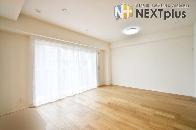 ミオカステーロ大宮の居間・リビング|奥行きのあるリビングは、家具の配置も思いのまま。ダウンライトが設置され、夜は落ち着いた雰囲気も楽しめます。下階に住戸がないため、お子様が元気いっぱいに過ごしても安心な住環境です。