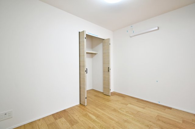 ミオカステーロ大宮の洋室|洋室①：全室クロス張替済みの綺麗な室内。クローゼット付きで、限られたスペースを有効に活用できます。子供部屋やテレワークスペースにもおすすめです。