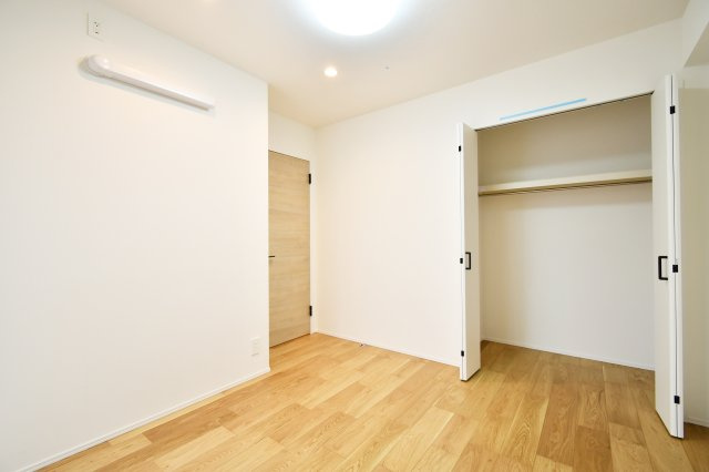 ミオカステーロ大宮の洋室|洋室②：クローゼット付きの収納力のある約6.1帖の洋室。下階に住戸がないため、夜間も足音を気にせず安眠できる住環境です。