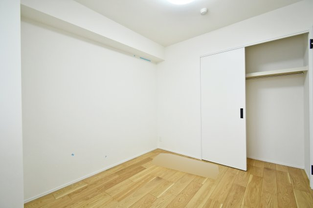 ミオカステーロ大宮の洋室|洋室③：クローゼット付きで、お部屋をスッキリと保てます。建具も新規交換済みのため、開閉もスムーズで使い心地◎。最長20年の保証付きで、購入後の安心もセットでお届けします。