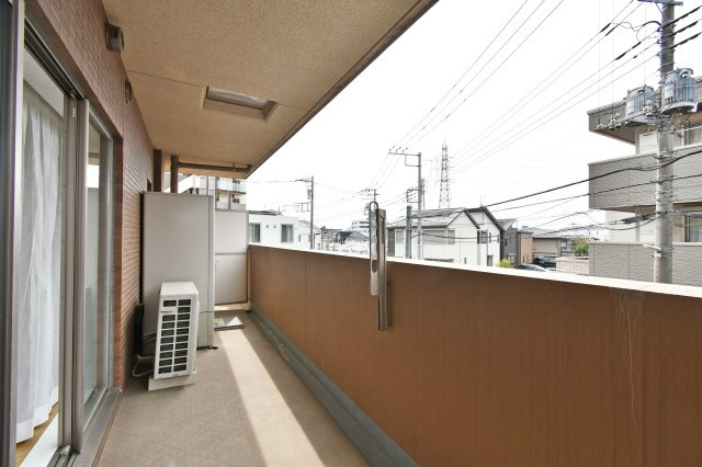 ミオカステーロ大宮のバルコニー|西向きで午後からの陽当たりが心地よいバルコニー。奥行きがあり、椅子を置いてリラックスできる開放的な空間です。2階部分ですが下階に住戸がなく、周囲への気兼ねも不要。ペットとの時間も楽しめます。