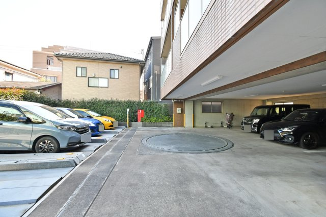 ミオカステーロ大宮の駐車場