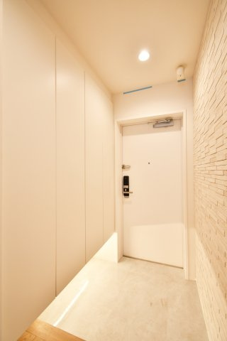 ミオカステーロ大宮のトイレ|新規交換されたトイレは、手洗いカウンター付きで使い勝手良好。吊戸棚収納もあり、生活感を隠してスッキリ保てます。落ち着いたアクセントクロスが、心地よいプライベート空間を演出します。