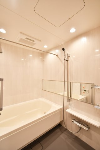 ミオカステーロ大宮のキッチン|火を使わず安心なオール電化仕様、IHクッキングヒーター付き。スライド収納や食洗機など、家事負担を軽減する設備が整っています。リビング全体を見渡せる開放的な設計で、毎日の家事がもっと楽しく。