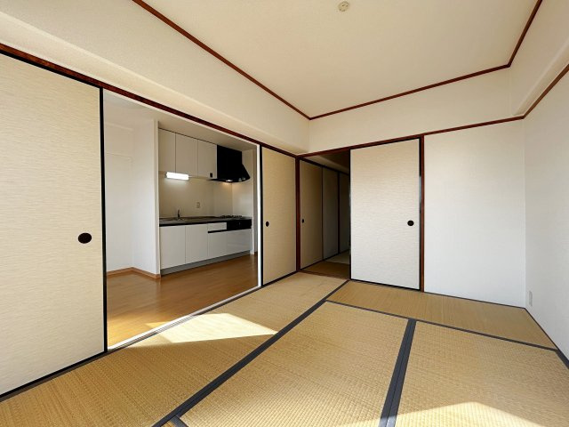シャルマンコーポ摂津富田の和室|【和室6帖】落ち着いた和の空間がリビングに隣接。昼は家族のくつろぎ、夜は来客用の客間としても使える多用途設計で、暮らしにゆとりを与える住まいです