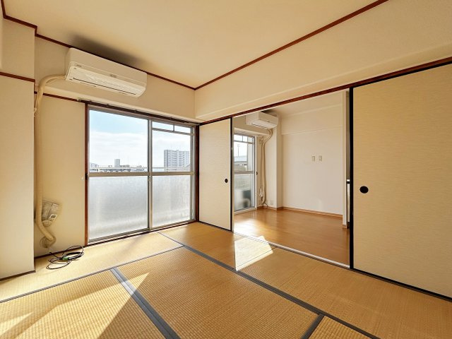 シャルマンコーポ摂津富田の和室|【和室6帖】リビング横の和室は、子どもの遊び場やお昼寝スペースとして大活躍。家族の気配を感じながら過ごせる、安心で快適なリビング中心の住まいです