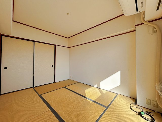 シャルマンコーポ摂津富田の和室|【和室6帖】落ち着いた雰囲気を演出してくれる和室！ほっと一息つける空間です。柔らかい畳の上なら、お子様がころんでも安心です