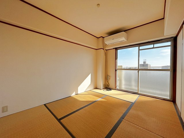 シャルマンコーポ摂津富田の和室|【和室6帖】落ち着いた雰囲気を演出してくれる和室！ほっと一息つける空間です。柔らかい畳の上なら、お子様がころんでも安心です