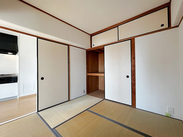 シャルマンコーポ摂津富田の和室|【和室4.5帖】壁になったり扉になったりと変幻自在な引き戸は積極的に活用したい建具ですね