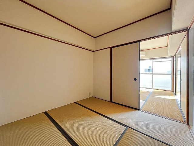 シャルマンコーポ摂津富田の和室|【和室4.5帖】落ち着いた雰囲気を演出してくれる和室！ほっと一息つける空間です。柔らかい畳の上なら、お子様がころんでも安心です