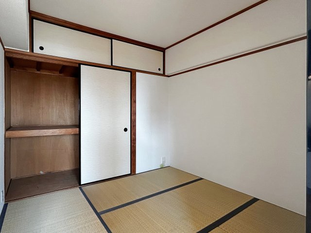 シャルマンコーポ摂津富田の和室|【和室4.5帖】シンプルで落ち着いた和室は、収納や押入れも完備。家事や生活動線を邪魔せず、快適に暮らせる居心地の良い空間です。
