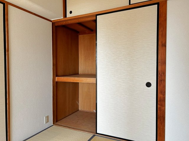 シャルマンコーポ摂津富田の和室|【和室4.5帖】和室の押入れで、客用布団や季節物をまとめて収納。居室は広々と使え、家族みんなが過ごしやすい住まいをサポートします。