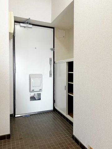 シャルマンコーポ摂津富田の玄関|シンプルな玄関で、住む人のセンスが活きる空間。収納棚を置いたり、装飾を加えたり、自分らしくアレンジできる自由度の高い設計です