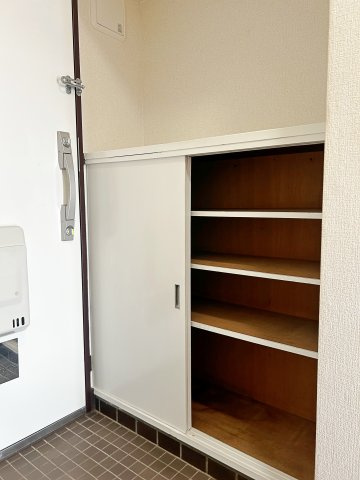シャルマンコーポ摂津富田の玄関|玄関まわりをいつもすっきり保てる空間。出し入れしやすく、家事やお出かけの準備もラクラク進む住まいです。