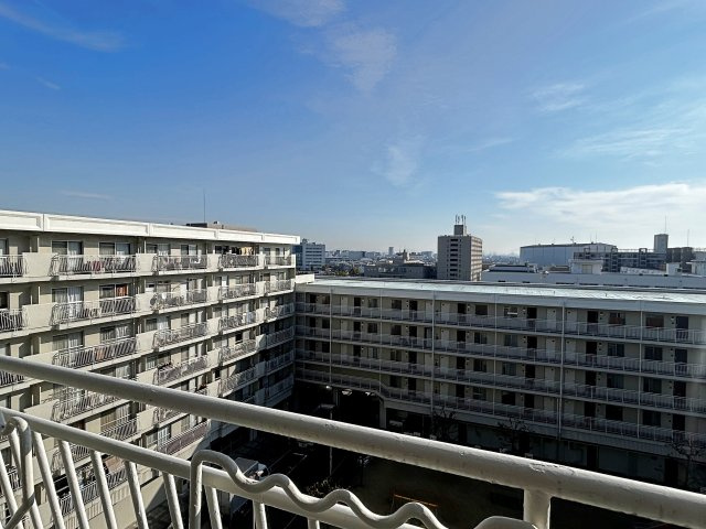 シャルマンコーポ摂津富田の展望|周囲の視線を気にせず暮らせる高層階。開放感あふれる室内で、家族みんながのびのび過ごせます。