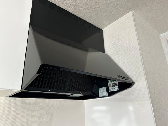 シャルマンコーポ摂津富田のその他|【レンジフード】お手入れしやすいレンジフード完備。油汚れや煙もサッと掃除でき、いつでも清潔で気持ちの良いキッチンを保てます。