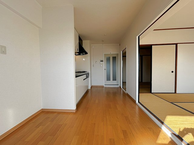 シャルマンコーポ摂津富田の居間・リビング|【LDK7.31帖】室内にいても、たっぷりの陽光と爽やかな風を感じて頂ける、開放感あふれるリビングです。