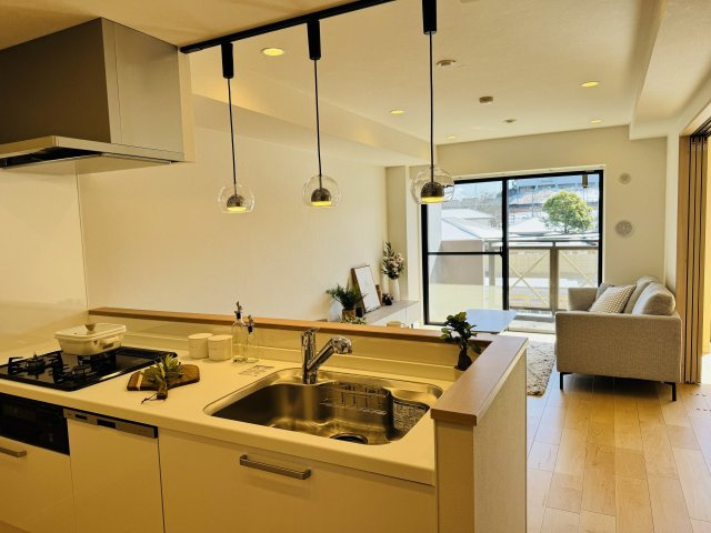 ライオンズマンション南大沢の居間・リビング|～12.5帖の明るいLDKで、家族団欒の時間をお過ごしいただけます～