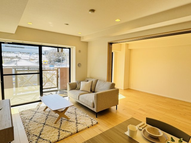 ライオンズマンション南大沢の居間・リビング|～12.5帖の明るいLDKで、家族団欒の時間をお過ごしいただけます～