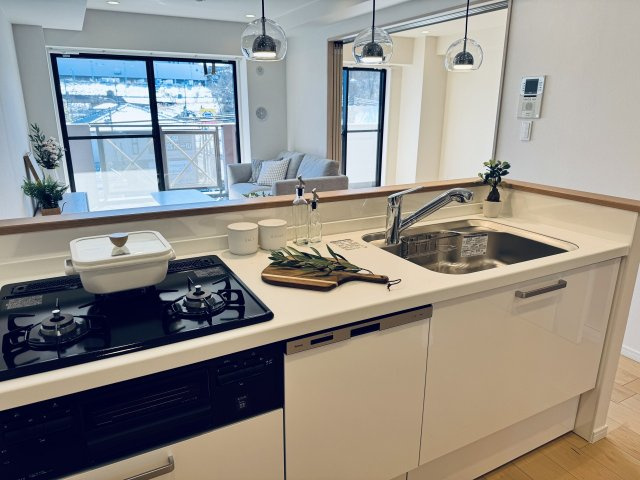 ライオンズマンション南大沢の内装|～リビング側の家族とコミュニケーションをとりやすいキッチンです～